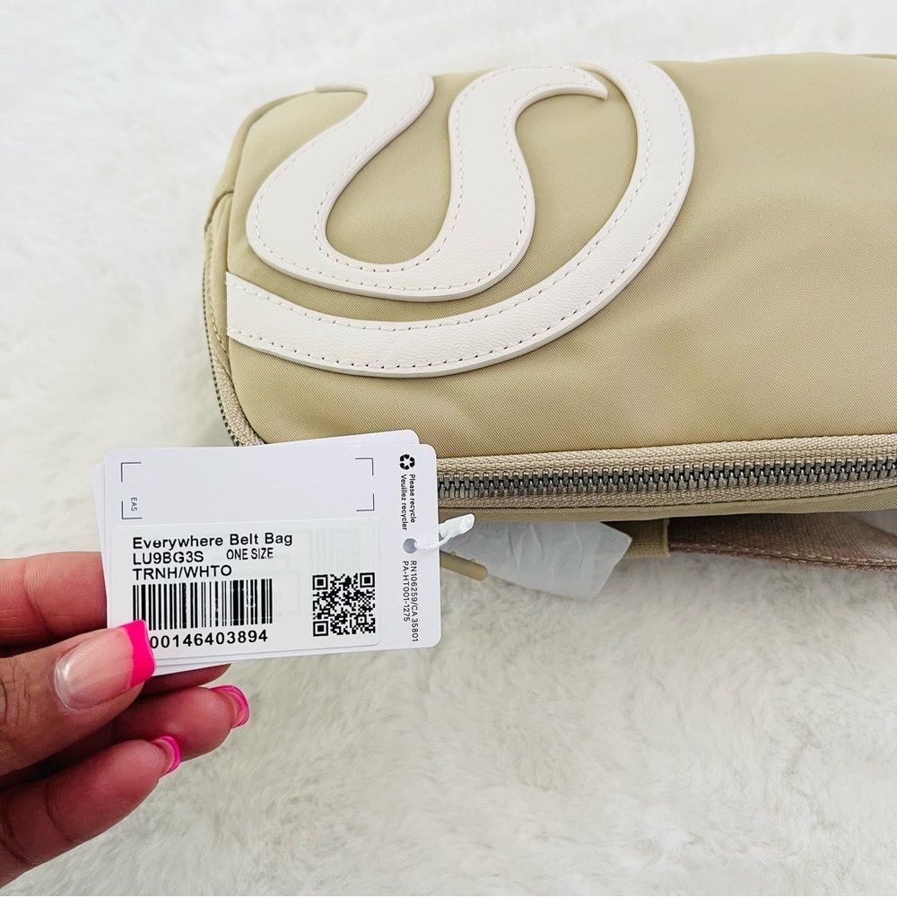 Lululemon Everywhere Belt Bag - Picture 6 of 9